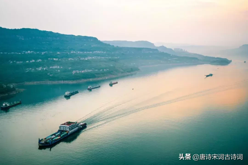 赞美长江的诗句好句（赞美长江向东流的诗句）