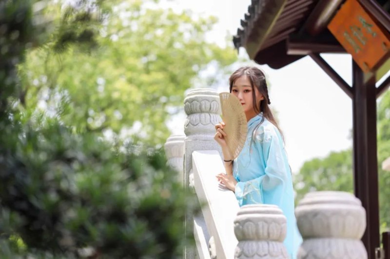 关于眼睛的唯美句子（关于眼眸的唯美句子）