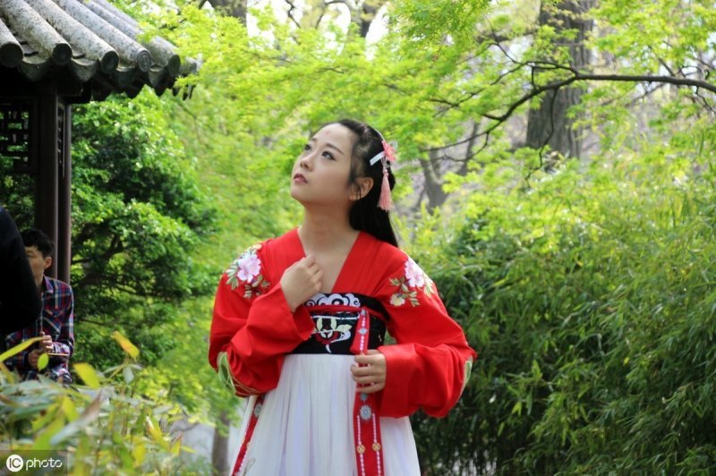 青玉案凌波不过横塘路赏析（贺铸青玉案翻译现代文）