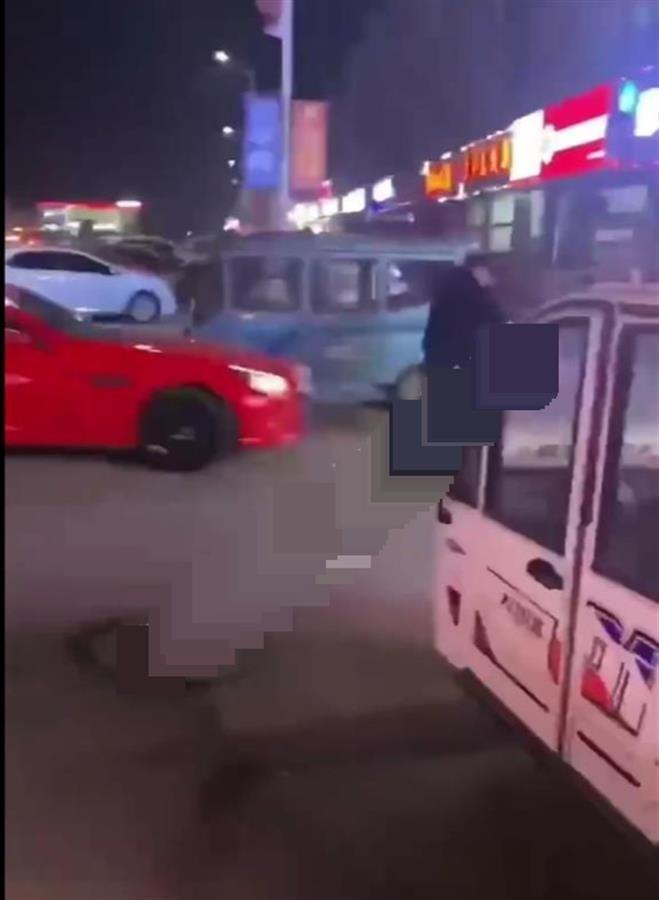 辽宁一跑车疑故意加速将人撞飞（目前辽阳县公安局刑事侦查部门正在详细调查处理）